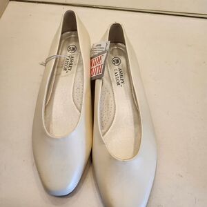 Ashley Taylor Ballet Flats Women's 5.5W Wide Width Cream Dress Shoes New w/ Tags